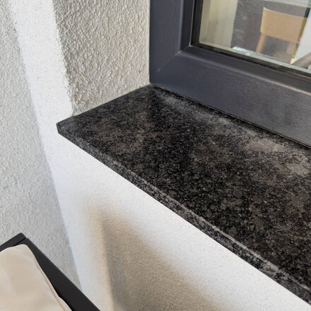 Kamenný parapet ze žuly Steel Grey v šedém odstínu a kartáčované povrchové úpravě 