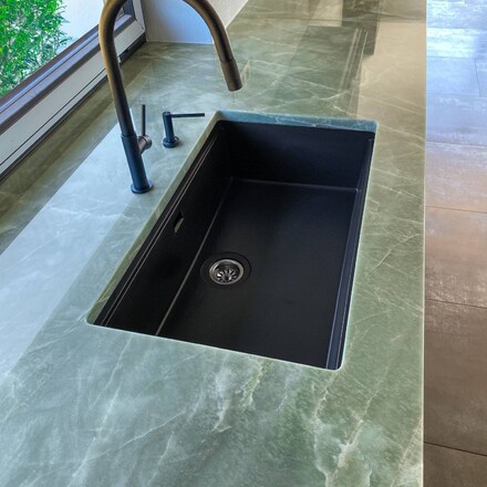 Dřez se spodní montáží zabudovaný do kamenné pracovní desky z kvarcitu Jadore