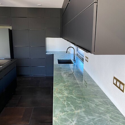 Zelená kamenná pracovní deska do kuchyně z brazilského kvarcitu Jadore s leštěnou povrchovou úpravou