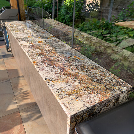 Žulov&aacute; pracovn&iacute; deska venkovn&iacute; kuchyně ze žuly Amarone v &scaron;ed&eacute;m odst&iacute;nu se zrnitou texturou