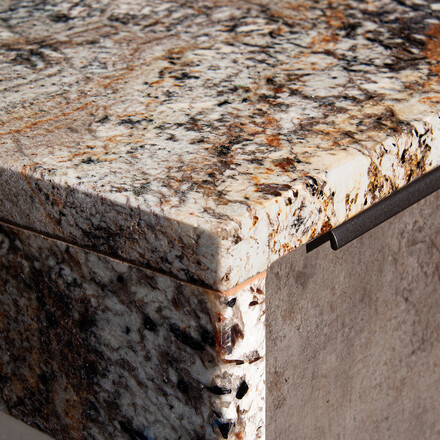 Detail kamenné desky venkovní kuchyně a kamenného boku ze žuly Amarone