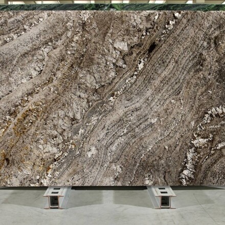 Kamenná deska hnědé žuly Amarone v zemitých odstínech