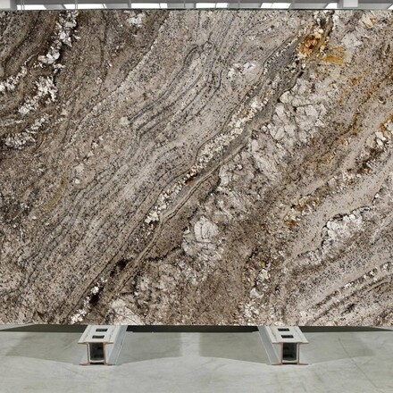 Hnědá žulová deska Amarone s výraznou kresbou