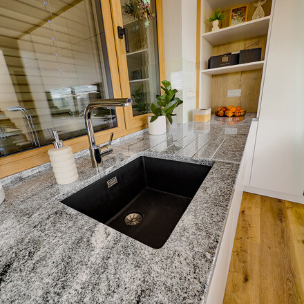 šedá kuchyňská deska ze žuly Viscount White a dřez se spodní montáží včetně vyfrézovaných odkapových drážek