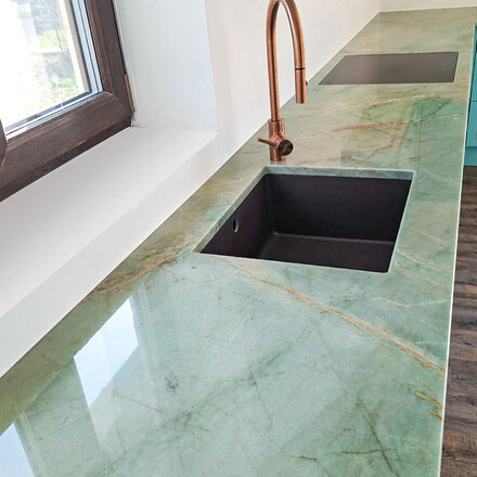 zelen&aacute; kuchyňsk&aacute; deska z př&iacute;rodn&iacute;ho kamene Jadore a dřez se spodn&iacute; mont&aacute;ž&iacute; bez odkapov&eacute; plochy