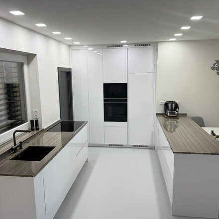 Kamenná kuchyňská deska ze žuly Grey Veneer - bílá kuchyně s šedou žulovou deskou včetně kuchyňského ostrůvku