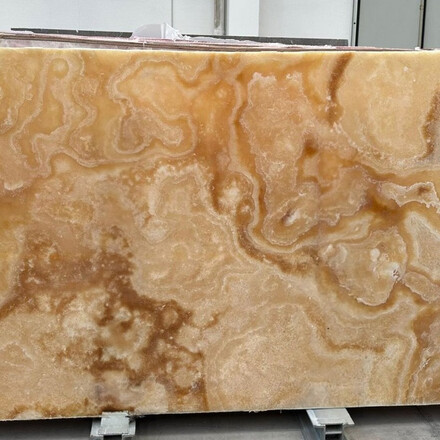 Přírodní kámen Onice Miele v oranžových, medových odstínech s výraznou kresbou a možností částečného podsvícení