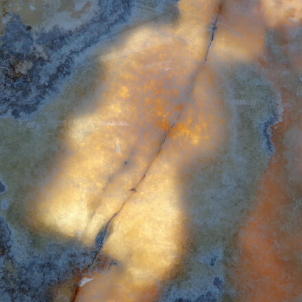 Detailní pohled na přírodní onyx Onice Miele s výraznou strukturou a medovým nádechem, ideální pro luxusní obklady.