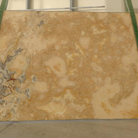 Onice Miele je přírodní onyx v oranžovo-zlatých tónech, který je možné prosvítit a použít jako luxusní kamenný obklad stěny nebo kamenný stůl
