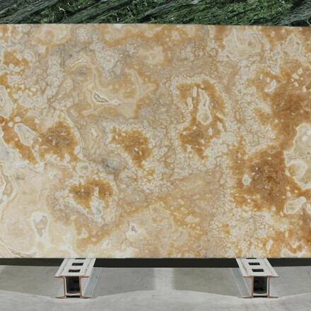 Kamenná deska onyxu Onice Miele v oranžovém odstínu - ideální pro kamenný obklad stěny technikou bookmatch Kamenná deska onyxu Onice Miele v oranžovém odstínu - ideální pro kamenný obklad stěny technikou bookmatch