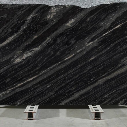 Žulová deska přírodního kamene Agata Black v černé barvě s pravidelnou kontrastní kresbou Žulová deska přírodního kamene Agata Black v černé barvě s pravidelnou kontrastní kresbou