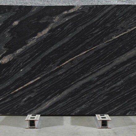 Kamenn&aacute; deska žuly Agata Black v čern&eacute;m odst&iacute;nu s v&yacute;raznou b&iacute;lou kresbou