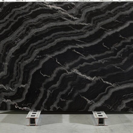 Černá kamenná deska žuly Agata Black s výraznou kresbou Černá kamenná deska žuly Agata Black s výraznou kresbou