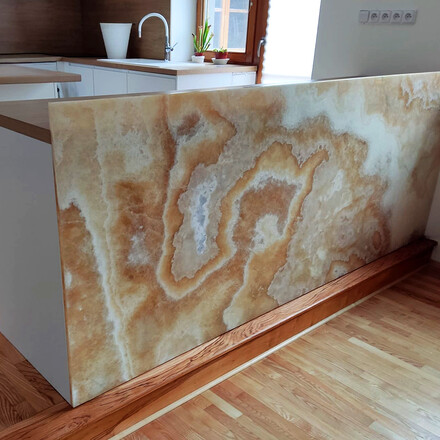 Kamenný obklad kuchyňského ostrůvku z onyxu Onice Honey v medovém odstínu žluté a oranžové s možností prosvícení