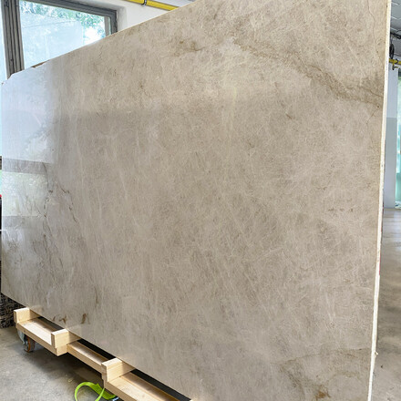 Krémový přírodní kámen - kvarcit Taj Mahal v lesklé povrchové úpravě Krémový přírodní kámen - kvarcit Taj Mahal v lesklé povrchové úpravě