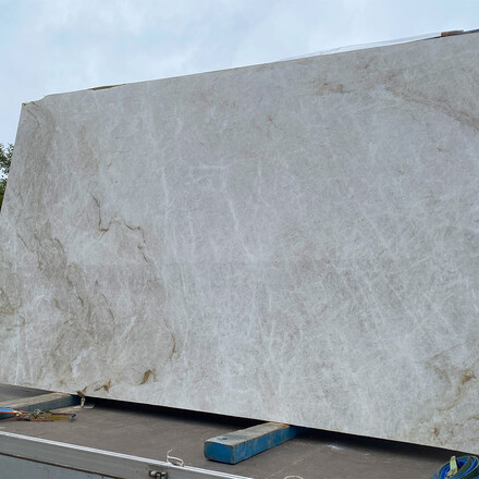 Kvarcit Taj Mahal je b&eacute;žov&yacute; př&iacute;rodn&iacute; k&aacute;men ide&aacute;ln&iacute; pro kuchyň