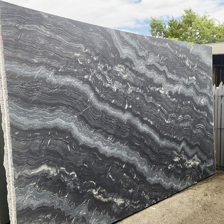 Luxusní žula Agata Black v černé barvě a kontrastní kresbou v matné povrchové úpravě satina Luxusní žula Agata Black v černé barvě a kontrastní kresbou v matné povrchové úpravě satina