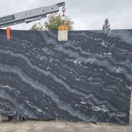 Žulov&aacute; deska Agata Black v tmav&eacute;m odst&iacute;nu a v&yacute;raznou b&iacute;lou kresbou v matn&eacute; povrchov&eacute; &uacute;pravě satina