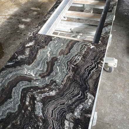 Žulov&aacute; kuchyňsk&aacute; deska z př&iacute;rodn&iacute;ho kamene Agata Black v matn&eacute; povrchov&eacute; &uacute;pravě satina