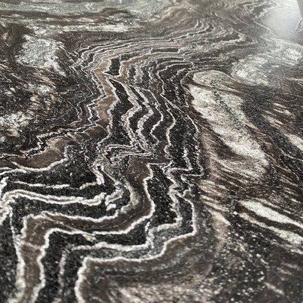 Čern&aacute; žula Agata Black s kontrastn&iacute; kresbou a matn&yacute;m povrchem