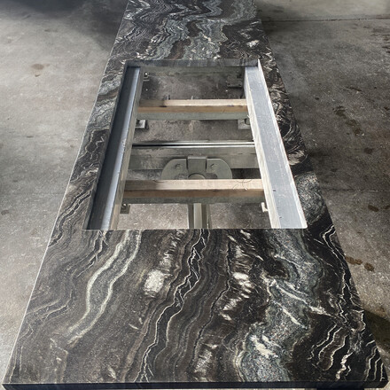 Pracovn&iacute; deska ze žuly Agata Black v čern&eacute; barvě s v&yacute;raznou kresbou a matn&yacute;m povrchem