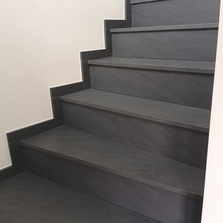 Žulov&eacute; schody Carbon Grey s protiskluzovou &uacute;pravou povrchu leather