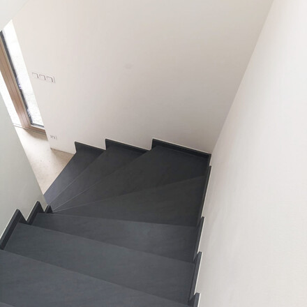 Vnitřn&iacute; kamenn&eacute; schody z žuly Carbon Grey v elegantn&iacute; &scaron;ed&eacute; barvě