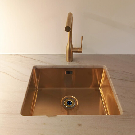 Pracovn&iacute; deska do kuchyně z př&iacute;rodn&iacute;ho kamene Sky Gold v kr&eacute;mov&eacute; barvě s jemn&yacute;m žilkov&aacute;n&iacute;m - měděn&yacute; dřez se spodn&iacute; mont&aacute;ž&iacute;