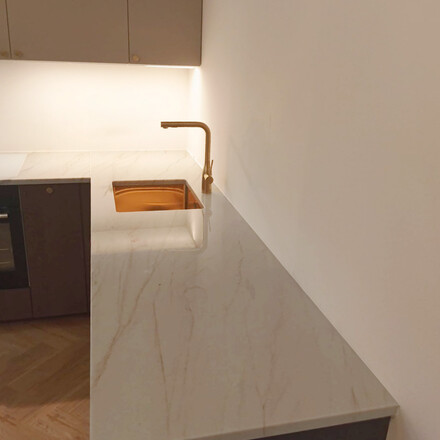 B&eacute;žov&aacute; kuchyňsk&aacute; deska z kamene Sky Gold s jemnou kresbou 