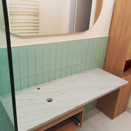 B&eacute;žov&aacute; koupelnov&aacute; deska z př&iacute;rodn&iacute;ho kamene Sky Gold v leskl&eacute; povrchov&eacute; &uacute;pravě