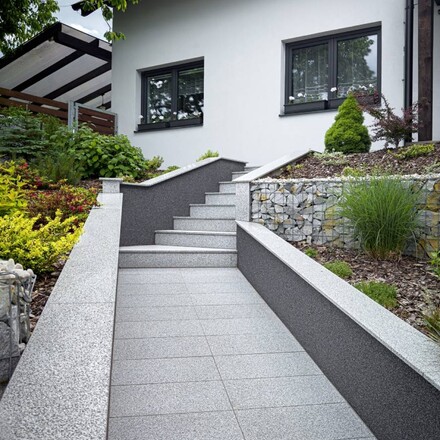 &Scaron;ed&eacute; žulov&eacute; schody a dlažba ze žuly Padang Crystal