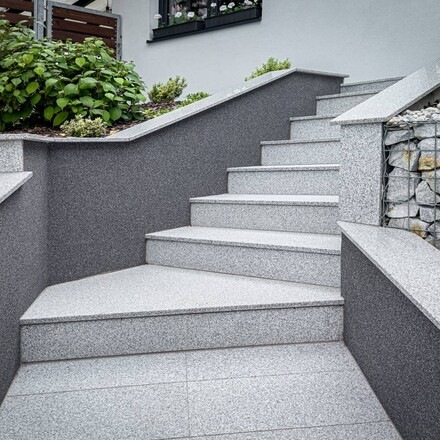 Kamenn&eacute; schody ze žuly Padang Crystal v &scaron;ed&eacute; barvě