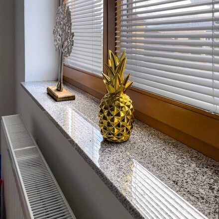 Žulový parapet z šedého přírodního kamene Padang Crystal s lesklým povrchem Žulový parapet z šedého přírodního kamene Padang Crystal s lesklým povrchem