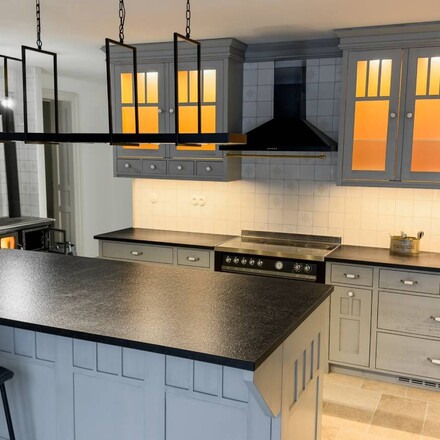 Rustik&aacute;ln&iacute; kuchyně s černou kamennou deskou ze žuly Nero Assoluto Zimbabwe