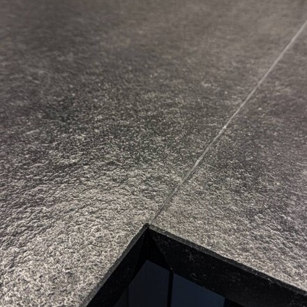 Kart&aacute;čovan&yacute; povrch čern&eacute; žulov&eacute; pracovn&iacute; desky z př&iacute;rodn&iacute;ho kamene Nero Assoluto Zimbabwe