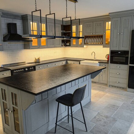 Klasick&aacute; kuchyně s černou kamennou kuchyňskou deskou ze žuly Nero Assoluto Zimbabwe