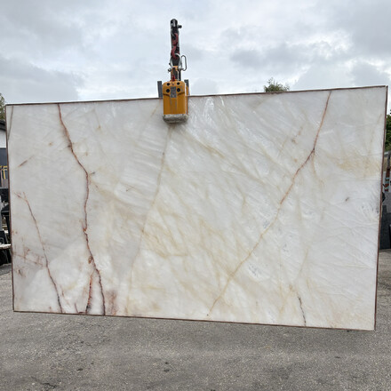 Bílá kvarcitová deska přírodního kamene Cristallo s možností prosvícení celé kamenné desky Bílá kvarcitová deska přírodního kamene Cristallo s možností prosvícení celé kamenné desky