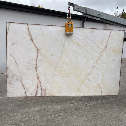 Bílá deska přírodního kamene Cristallo s jemnou kresbou Bílá deska přírodního kamene Cristallo s jemnou kresbou