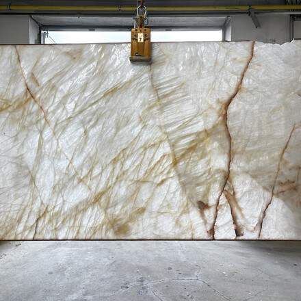 Prosvícená kamenná deska bílého kvarcitu Cristallo s jemným žilkováním