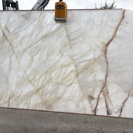 Prosvícený přírodní kvarcit Cristallo v bílé barvě se zlatým žilkováním 