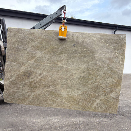 Béžová kamenná deska kvarcitu Artico s drobným žilkováním