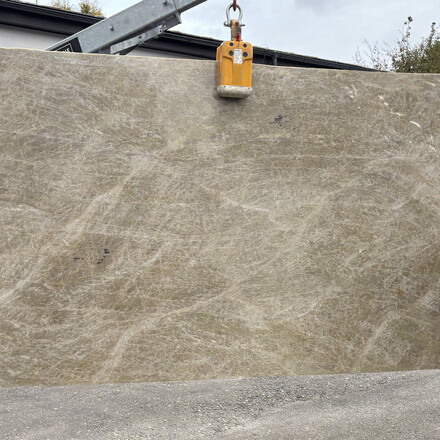 Béžová deska přírodního kamene Artico se světlou mramorovou kresbou Béžová deska přírodního kamene Artico se světlou mramorovou kresbou