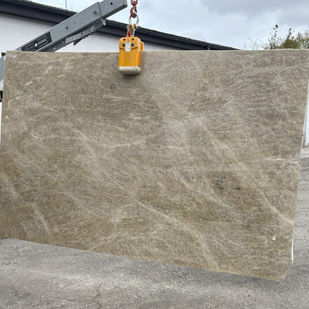 Kvarcitová deska přírodního kamene Artico v béžové barvě a zemitých tónech s jemnou kresbou Kvarcitová deska přírodního kamene Artico v béžové barvě a zemitých tónech s jemnou kresbou