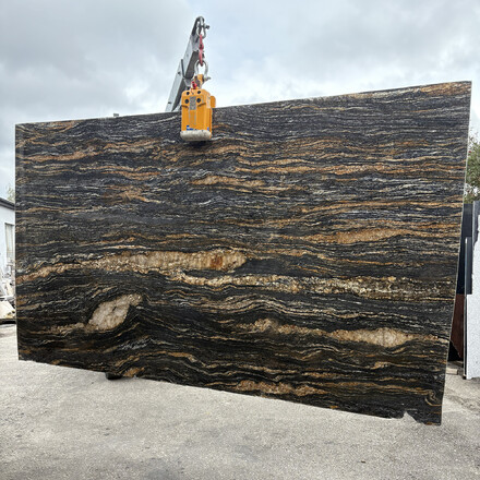 Žulová deska Magma Black v černé barvě s kontrastním zlatým a šedým žilkováním Žulová deska Magma Black v černé barvě s kontrastním zlatým a šedým žilkováním