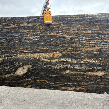 Čern&aacute; žula Magma Black se zlat&yacute;m line&aacute;rn&iacute;m žilkov&aacute;n&iacute;m 