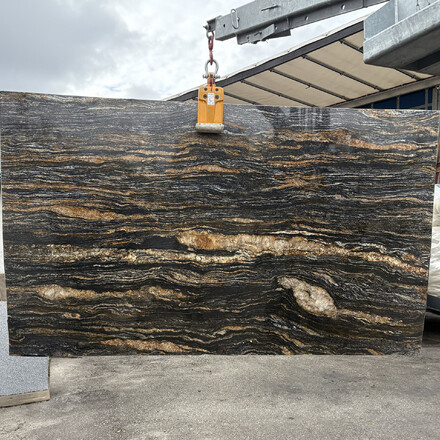 Čern&aacute; žulov&aacute; deska př&iacute;rodn&iacute;ho kamene Magma Black s v&yacute;raznou kresbou a zlat&yacute;mi krystalick&yacute;mi žilkami