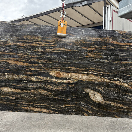 Kamenná deska černé žuly Magma Black se zlatým žilkováním Kamenná deska černé žuly Magma Black se zlatým žilkováním