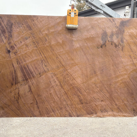 Hnědá kvarcitová deska přírodního kamene Las Vegas Rock s výraznou kresbou připomínající texturu dřeva Hnědá kvarcitová deska přírodního kamene Las Vegas Rock s výraznou kresbou připomínající texturu dřeva