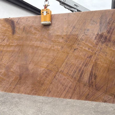 Hnědá kamenná deska - kvarcit Las Vegas Rock s výraznou strukturou připomínající dřevěnou kresbu Hnědá kamenná deska - kvarcit Las Vegas Rock s výraznou strukturou připomínající dřevěnou kresbu