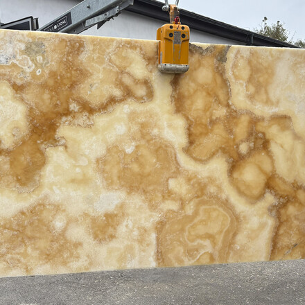 Onyxová deska přírodního kamene Onice Miele s výraznou kresbou v odstínech žluté, oranžové a zlaté
